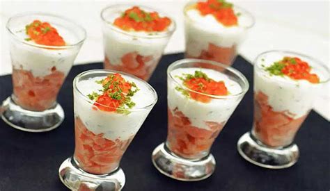 Sympa une verrine à l'apéro, simple, rapide à faire et surtout à manger très gros succès ! Verrines Au Saumon Ultra Facile Et Extra Bons Pour Noel ...