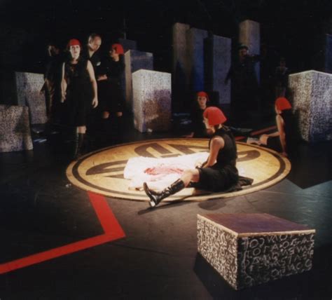 Die fremde ist der titel eines österreichischen spielfilms von götz spielmann aus dem jahr 2000 nach einem gemeinsam mit maria scheibelhofer verfassten drehbuch. 2001 DIE FREMDE - Musikwerkstatt-Wien
