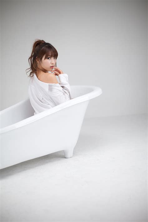 lee eun hye white shirt and bath tub ~ cute girl asian girl korean girl japanese girl