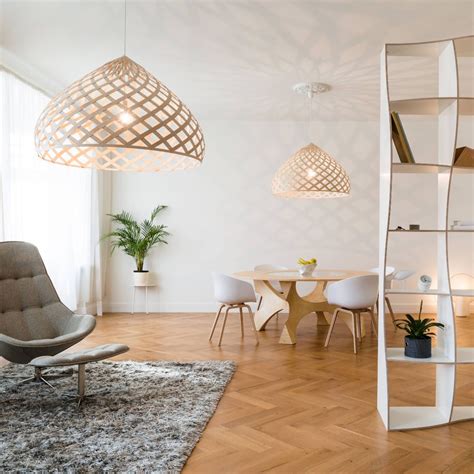 Die pendelleuchte in der raummitte, die hängeleuchte über dem esstisch oder eine designleuchte über dem konferenztisch sind dabei maßgebend. Hängelampe ZOME von Jaanus Orgusaar aus Birkenholz ...