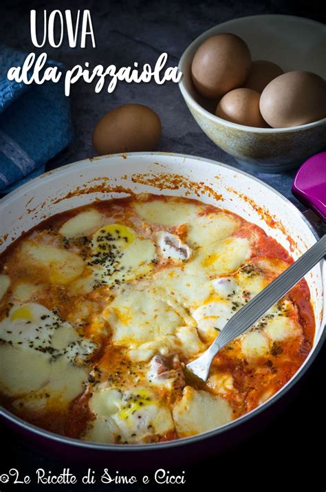 8 uova un barattolo di polpa di pomodoro due filetti di acciuga sott'olio un cucchiaio di capperi sotto sale due spicchi d'aglio un peperoncino origano rosmarino olio d'oliva q.b. Uova alla pizzaiola cotte in padella filanti - Le Ricette ...