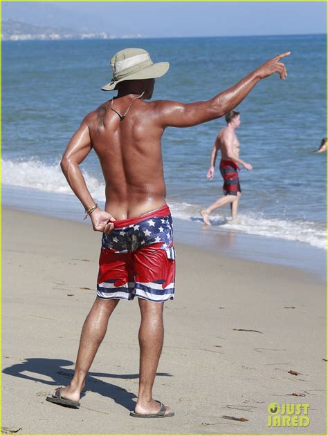 Cuba Gooding Jr Flashes His Butt Looks Ripped At The Beach Photo