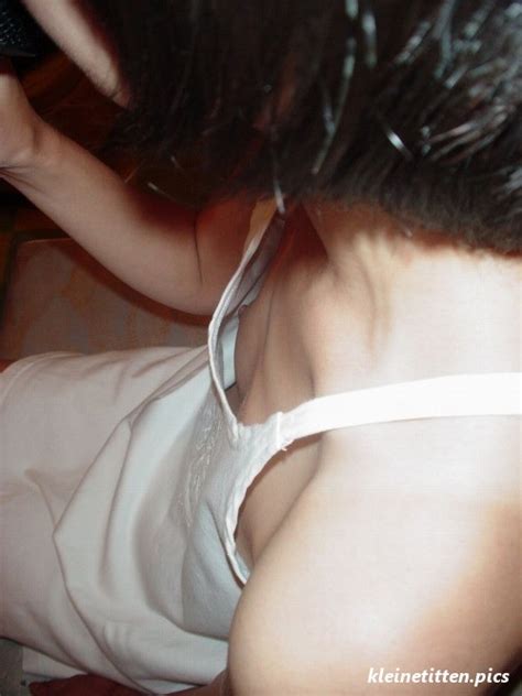 Brüste die geschaut nackt bluse in kleine Nackte frauen