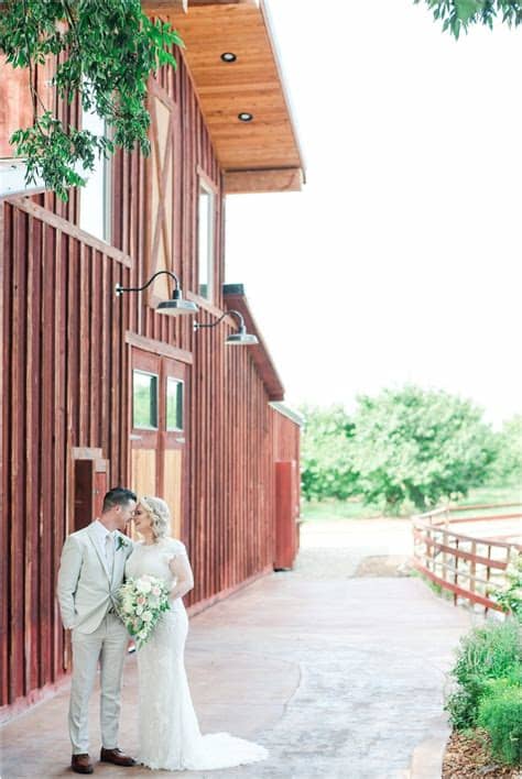 Catering to women in the. Sugar Pine Barn Wedding | Benton City WA | Chris and Cassie