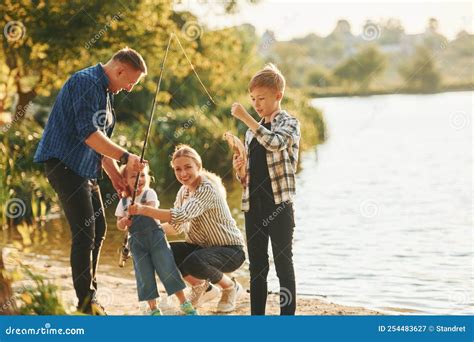 En Verano Padre Y Madre Con Hijo E Hija Pescando Juntos Al Aire Libre