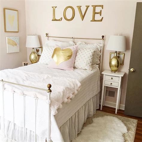 When the pureness, innocence and simplicity of white tones combine with the wealth, opulence and shine of gold, magic… 0 shares. We love this gold and white themed bedroom designed by ...