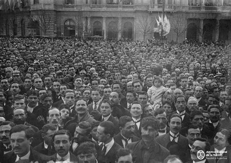 Público Entonando El Himno Nacional En Plaza De Mayo En Conmemoración Del Aniversario De La