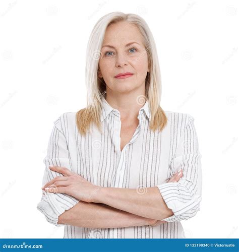 Mujer Envejecida Media Atractiva Con Los Brazos Doblados Aislados En El Fondo Blanco Foto De
