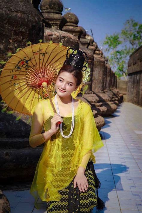 Traditional Wedding Dresses Traditional Outfits Country Art Burmese