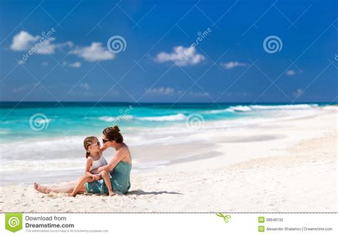 Mère et fille à la plage photo stock Image du panorama
