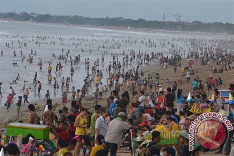 Holidaymakers Pack Bali`s Kuta Beach Antara News