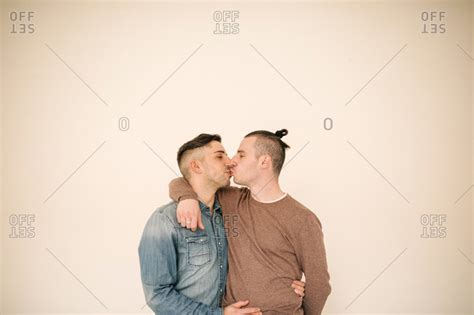 To Gay Men Kissing Inetkasap