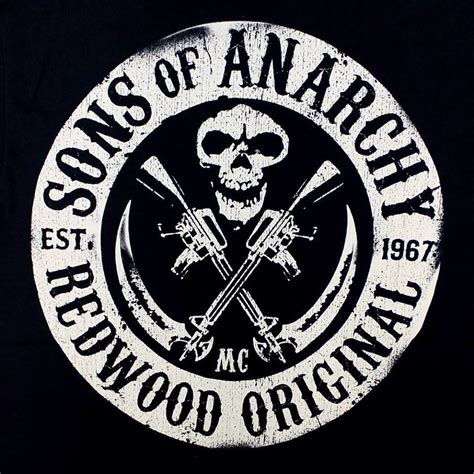 The Sons Of Anarchy Logo Is Shown On A Black T Shirt With Two Crossed