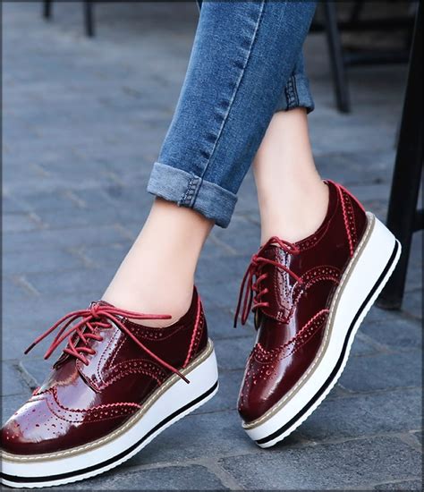 Keeping your look casual in the winter can get difficult, especially on days when the weather isn't cooperating. Business Casual Shoes For Women In The Workplace