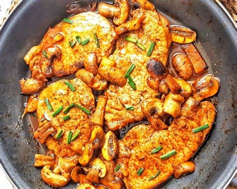 Sprinkle each pork chop, both sides, with salt, black pepper, garlic powder and rosemary. Keto Pork Chops with Garlic Butter & Mushrooms - Under 30 minutes meal