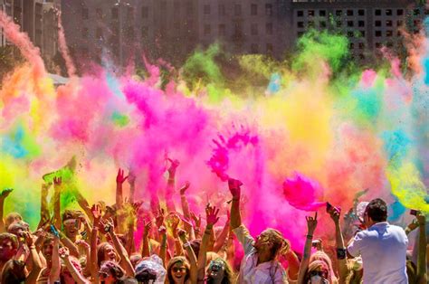 Colorful holi powder blowing up. Holi, un festival cromático