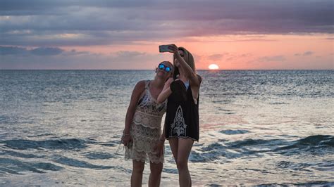 Avoid Selfies For Best Vacation Photos