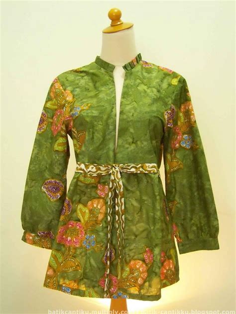 Anda bisa mendapatkannya dengan mudah di toko baju terdekat. 50 Contoh Desain Baju Batik di 2020 | Model baju wanita ...