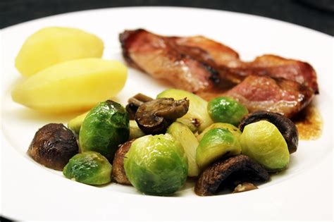 Spek met geroosterde spruiten en champignons Colruyt