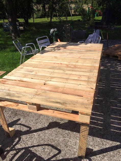 Your diy bedside pallet table is now finished! Pallet XL Outdoor Table