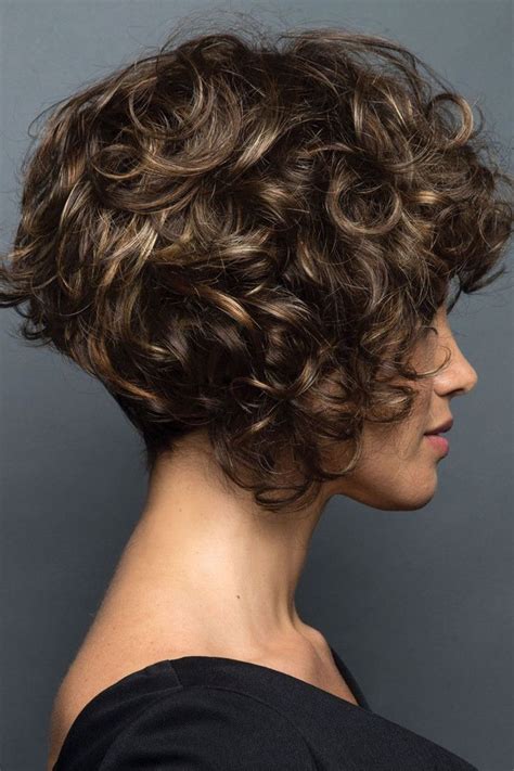 Curly Bob Haircuts And Hairstyles 2021 2022 Kapsels Voor Krullend Haar Korte Kapsels Krullend