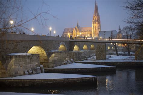 die steinerne brücke in regensburg im schnee foto and bild architektur deutschland europe