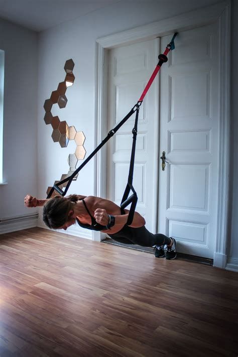 Brustübungen für zuhause können mit oder ohne geräte ausgeführt werden, es ist unter den vielen sinnvollen übungen für die brust mit dem powerband sticht die saw (s. Pin auf TRX Übungen- Sling Trainer Workout