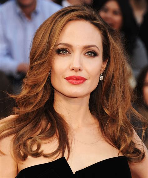 Angelina Jolies Best Beauty Looks From 90s Goth To Modern Icon Oye