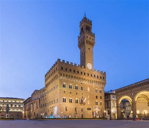 Palazzo vecchio was built in the style of civil architecture of the time, and with its simplicity and strength embodies the ideals of freedom of the communal italy. Foto Di Palazzo Vecchio Firenze - Serra Presidente