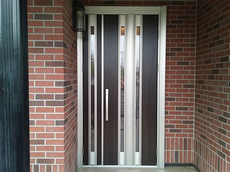 【YKKドアリモS22v】褪せてしまった玄関ドアをドアリモでリフォーム（取手市の工事事例）|玄関ドアのリフォームなら玄関ドアマイスターへお任せください