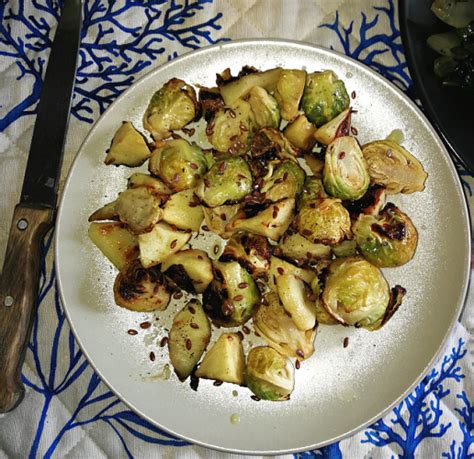 Prestare attenzione ai tempi di cottura. Cavoletti di Bruxelles con mele al forno- vegan - Vegan Life
