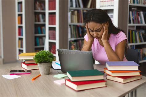Tired Afro Girl Met Laptop En Boeken In De Bibliotheek Stock Afbeelding