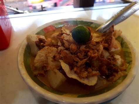 Berdiri sejak tahun 1966 sampai sekarang, tempat makan ini masih setia menyajikan menu sarapan andalannya, lontong kari. 5 Kuliner DiPasar Baru Bandung, Wajib Kamu Kunjungi - Info ...