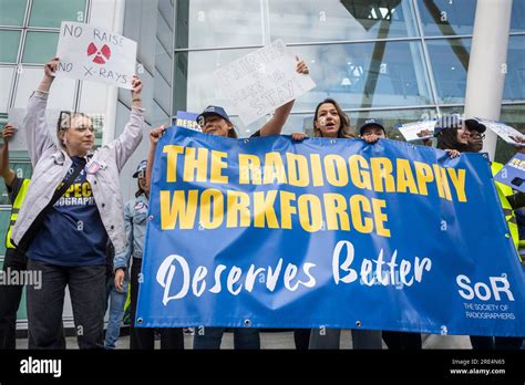 London Uk 25 July 2023 Radiographers At A Picket Line Outside