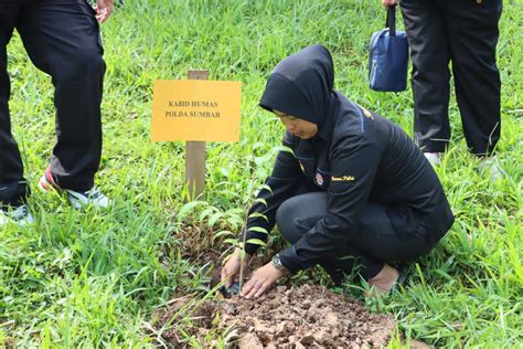 Sambut HUT Humas Polri Dengan Pelestarian Lingkungan Bidhum