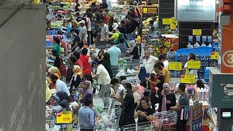 Malaysia will extend its relaxed lockdown by four weeks, allowing nearly all economic activities to continue while keeping its borders shut and schools closed. Warga Malaysia Serbu Supermarket Setelah Perdana Menteri ...
