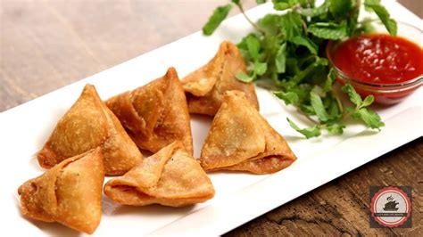 I love the street side stall samosa, they are very crunchy and tastes the best. Chicken Keema Samosa Recipe - All Chicken Recipe