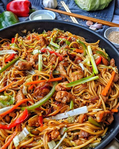 H Hnchen Chow Mein Asiapfanne Mit Gem Se Und Gebratenen Nudeln 47244