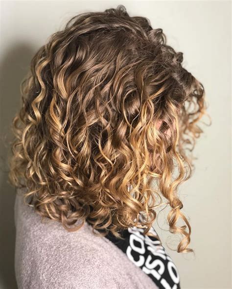 30 Gorgeous Medium Length Curly Hairstyles For Women In 2018