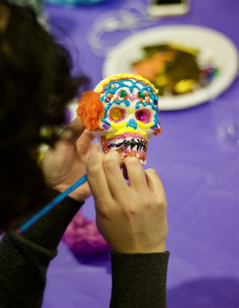 Students Decorate Sugar Skulls For Día De Los Muertos Tommiemedia