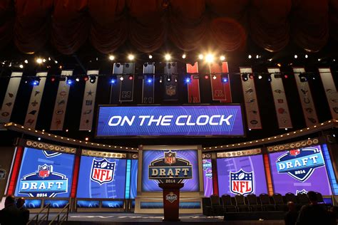 Draft synonyms, draft pronunciation, draft translation, english dictionary definition of draft. NFL Draft: 2017 7-Round 49ers Mock Based off Latest Reports