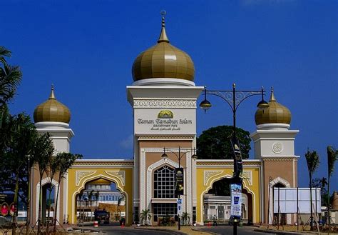 Ahli sejarah dan kaji purba masih belum dapat memastikan sejarah asal usul orang cina. Pelancongan Terengganu: Taman Tamadun Islam (TTI)