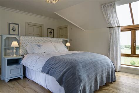 Die betten sind sehr kombinationsstark, wenn es um den einrichtungsstil geht. Ferienwohnung Idee - Landhaus Schlafzimmer mit großen Bett