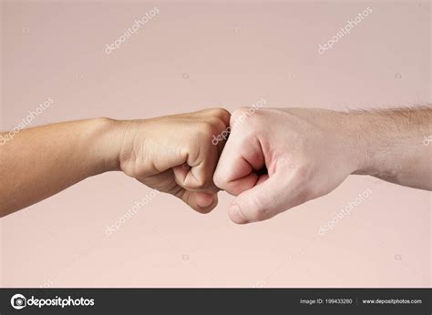 Dos Puños Chocando Entre Sí Fotografía De Stock © Dimarik 199433280