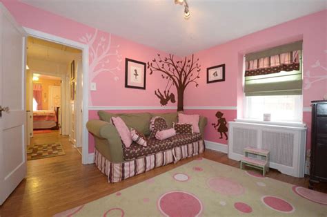 This room design encompasses a happy trek from new york to california. Little Girl's Room