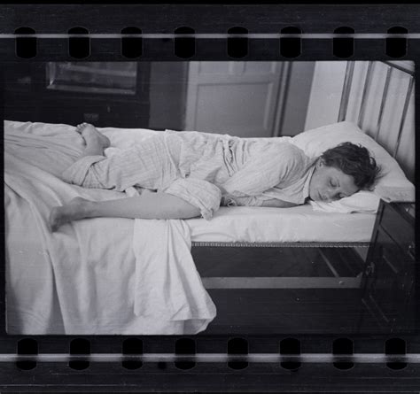 Andre birkaç küçük iş ayarlamıştı, gerta da yazdığı robert capa adında zengin ve başarılı bir amerikan fotoğrafçı yaratmaya karar verdiler. Robert Capa, Gerda Taro sleeping, Paris, 1935-36, Negati ...