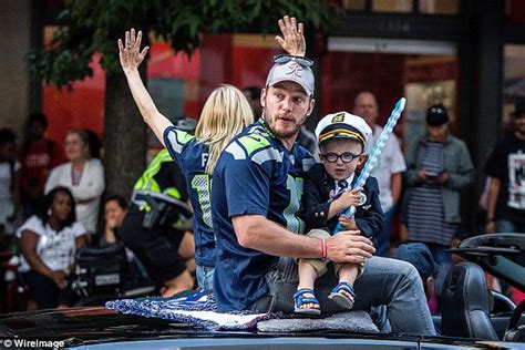 Chris Pratt Dotes On Son Jack With Wife Anna Faris In Seattle S Seafair
