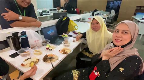 Hanya saja, momen jamuan makan sebuah keluarga di malaysia viral lantaran foto mereka memperlihatkan 'tamu' tak diundang. Jamuan Hari Raya 1441H - YouTube