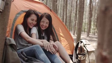 Lgbt Lesbian Women Couple Camping Picnic Together Forest Teenager Enjoy — Stock Video