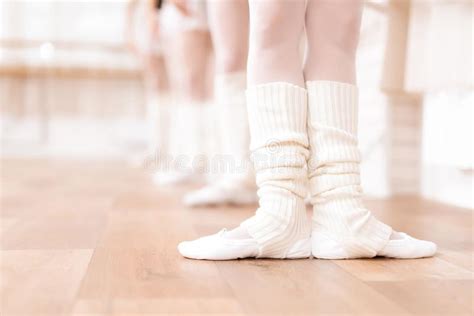 los bailarines de ballet de las muchachas ensayan en clase del ballet imagen de archivo imagen